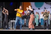Res 22a UHo Ullrike Hortig singing and dancing